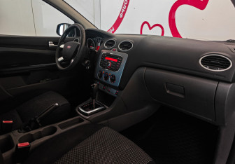 Подержанный автомобиль Ford Focus Hatchback 2010 года (7 фото)