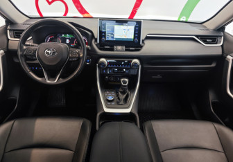 Подержанный автомобиль Toyota RAV4 2019 года (9 фото)