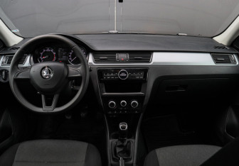 Подержанный автомобиль Skoda Rapid Liftback 2017 года (9 фото)