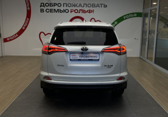 Подержанный автомобиль Toyota RAV4 2016 года (5 фото)