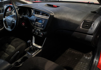 Подержанный автомобиль Kia Ceed Hatchback 2016 года (7 фото)