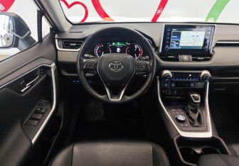 Подержанный автомобиль Toyota RAV4 2019 года (10 фото)