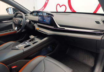 Подержанный автомобиль Changan UNI-V 2024 года (7 фото)