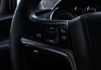Подержанный автомобиль Opel Astra Sedan 2013 года (17 фото)