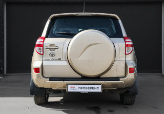 Подержанный автомобиль Toyota RAV4 2010 года (5 фото)