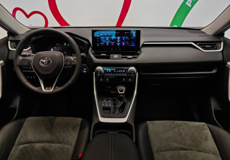 Подержанный автомобиль Toyota RAV4 2025 года (10 фото)