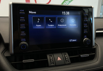 Подержанный автомобиль Toyota RAV4 2021 года (17 фото)