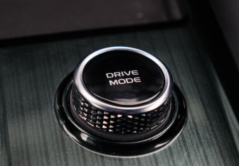 Подержанный автомобиль Geely Monjaro 2023 года (17 фото)