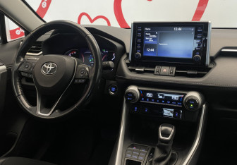 Подержанный автомобиль Toyota RAV4 2022 года (9 фото)