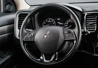 Подержанный автомобиль Mitsubishi Outlander 2018 года (13 фото)