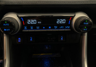 Подержанный автомобиль Toyota RAV4 2021 года (18 фото)