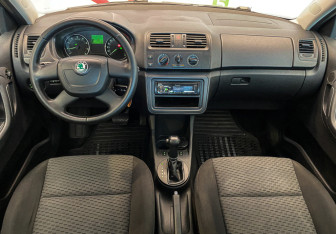Подержанный автомобиль Skoda Fabia Hatchback 2012 года (9 фото)