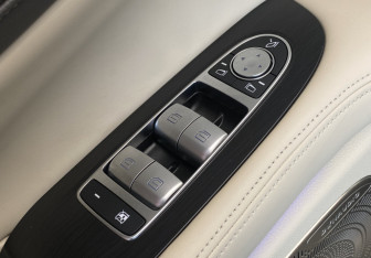 Подержанный автомобиль Voyah Dream 2023 года (16 фото)