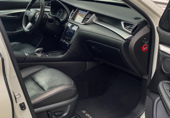 Подержанный автомобиль Infiniti QX50 2018 года (10 фото)