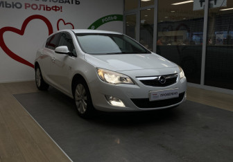 Подержанный автомобиль Opel Astra Hatchback 2012 года (3 фото)