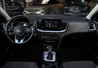 Подержанный автомобиль Kia Ceed Hatchback 2020 года (9 фото)