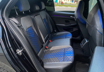 Подержанный автомобиль Volkswagen Golf R Hatchback 2021 года (12 фото)