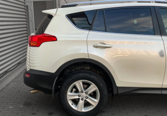 Подержанный автомобиль Toyota RAV4 2013 года (8 фото)