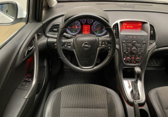 Подержанный автомобиль Opel Astra Hatchback 2012 года (12 фото)