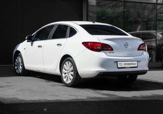 Подержанный автомобиль Opel Astra Sedan 2013 года (6 фото)