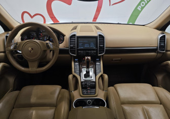 Подержанный автомобиль Porsche Cayenne 2013 года (16 фото)