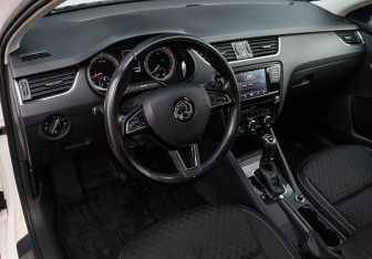 Подержанный автомобиль Skoda Octavia Liftback 2017 года (12 фото)
