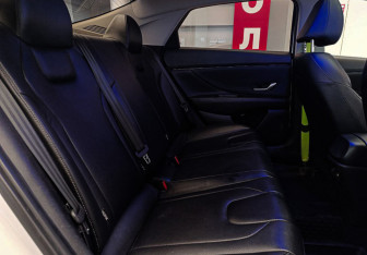 Подержанный автомобиль Hyundai Elantra Sedan 2020 года (8 фото)