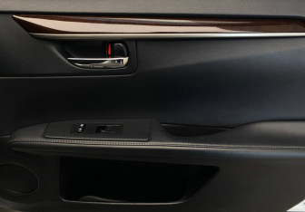 Подержанный автомобиль Lexus ES 2012 года (7 фото)