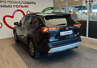 Подержанный автомобиль Toyota RAV4 2025 года (6 фото)