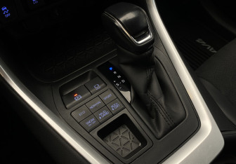 Подержанный автомобиль Toyota RAV4 2022 года (17 фото)