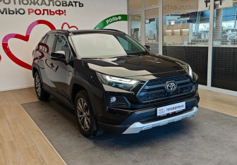 Подержанный автомобиль Toyota RAV4 2025 года (3 фото)