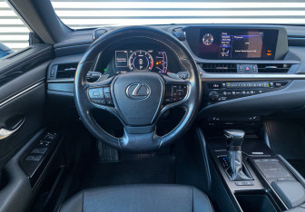 Подержанный автомобиль Lexus ES 2020 года (16 фото)