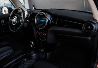 Подержанный автомобиль MINI Hatch 2019 года (9 фото)