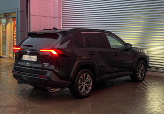 Подержанный автомобиль Toyota RAV4 2025 года (4 фото)