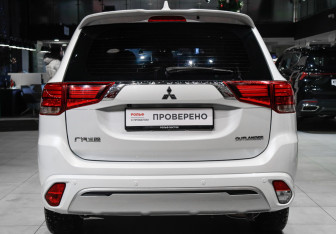 Подержанный автомобиль Mitsubishi Outlander 2022 года (5 фото)
