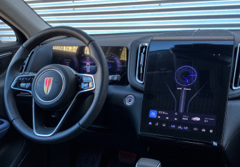 Подержанный автомобиль Hongqi HS3 2024 года (13 фото)