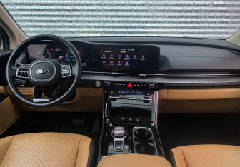 Подержанный автомобиль Kia Carnival 2020 года (12 фото)