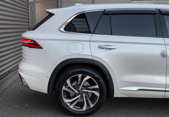 Подержанный автомобиль Geely Monjaro 2023 года (9 фото)