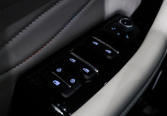 Подержанный автомобиль Geely Monjaro 2023 года (17 фото)