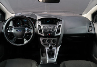Подержанный автомобиль Ford Focus Hatchback 2015 года (9 фото)