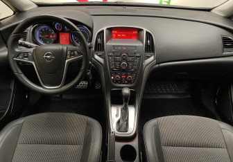 Подержанный автомобиль Opel Astra Hatchback 2012 года (11 фото)