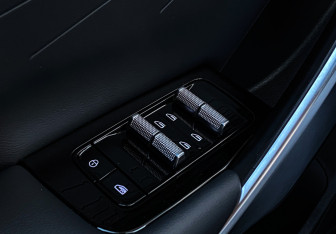 Подержанный автомобиль Geely Atlas 2024 года (26 фото)