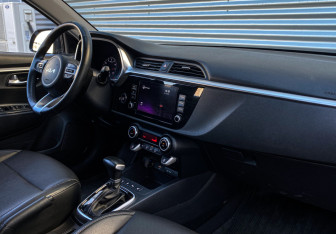 Подержанный автомобиль Kia Rio Hatchback 2021 года (9 фото)