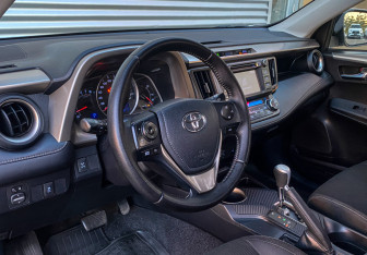 Подержанный автомобиль Toyota RAV4 2013 года (14 фото)