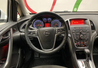 Подержанный автомобиль Opel Astra Hatchback 2012 года (13 фото)