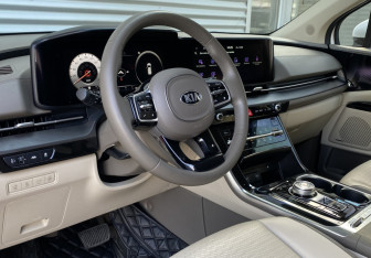Подержанный автомобиль Kia Carnival 2021 года (19 фото)