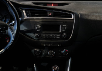 Подержанный автомобиль Kia Ceed Hatchback 2016 года (10 фото)