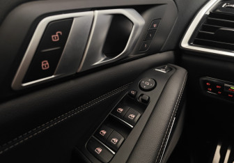 Подержанный автомобиль BMW X5 2019 года (12 фото)