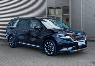 Подержанный автомобиль Kia Carnival 2022 года (3 фото)