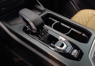 Подержанный автомобиль Geely Okavango 2023 года (18 фото)